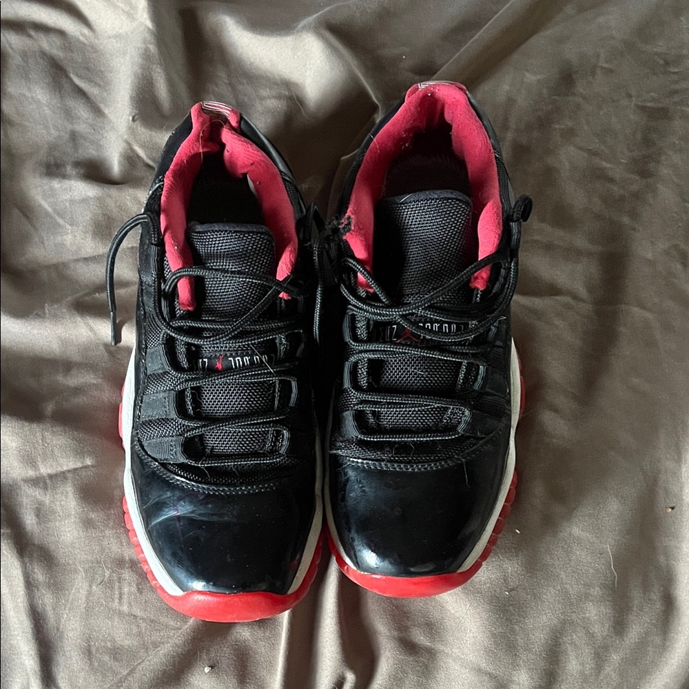 Nike Kids Black and Red Low-Top Sneakers